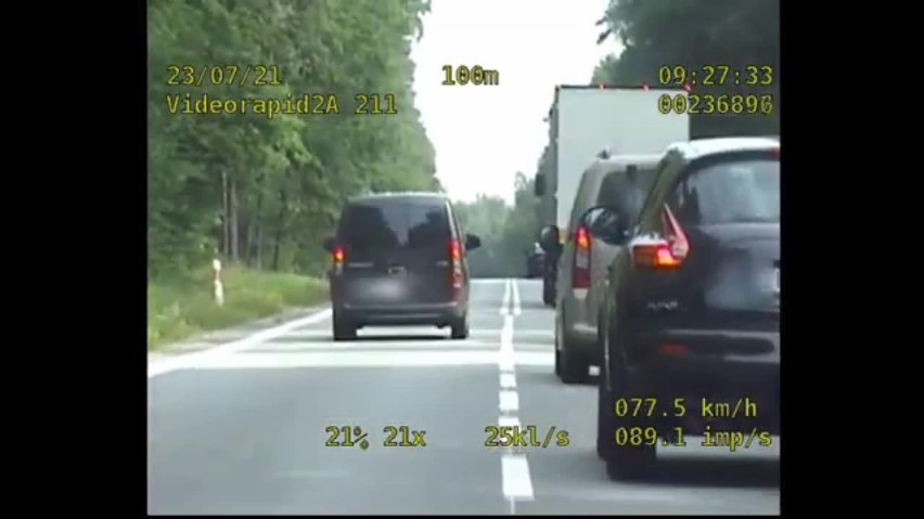 Przewalanka. Pirat drogowy z Bułgarii szalał na krajowej ósemce. Jego "wyczyny" nagrali policjanci (wideo)