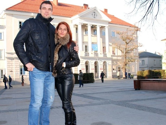 Michał Jurecki z żoną Joanną na kieleckim Rynku