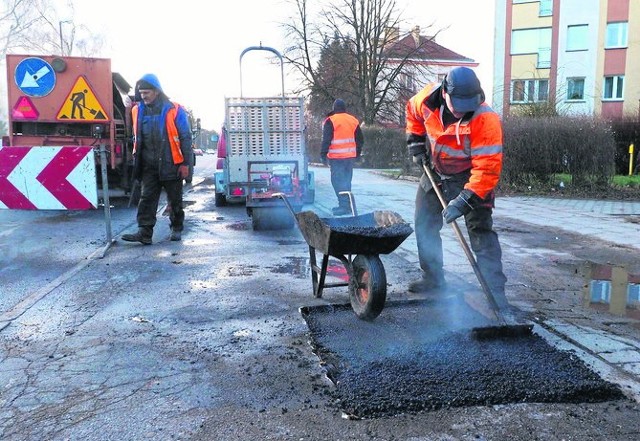 Wczoraj drogowcy działali m.in. na ul. Piłsudskiego, gdzie łatali dziury w drodze 