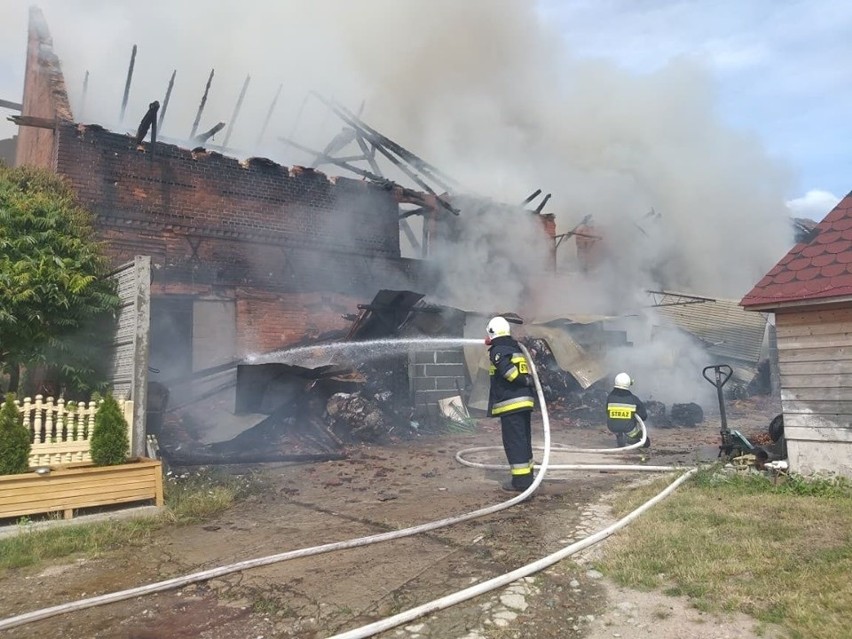 Duży pożar w powiecie trzebnickim. Palą się magazyny z odzieżą używaną 