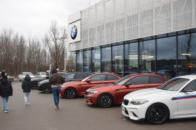 Najnowsze modele BMW można było zobaczyć w niedzielę w salonie samochodowym ws Radomiu.