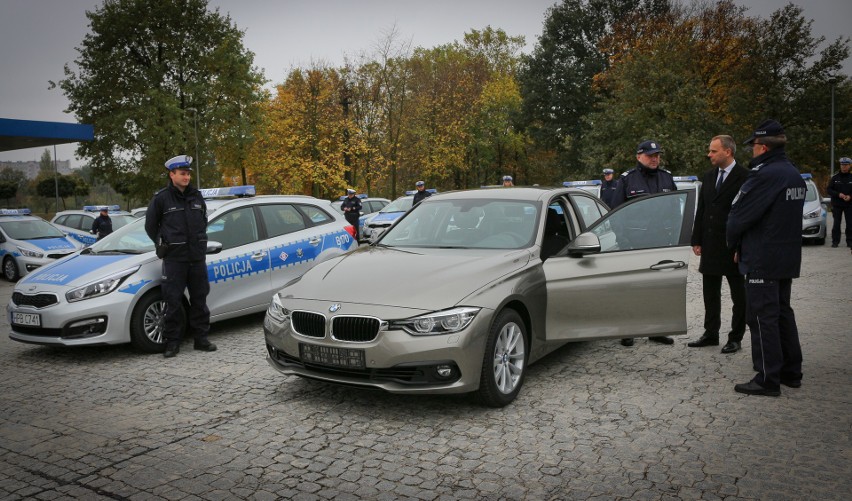 Strzeż się tych bmw. Policja ma nowe, nieoznakowane radiowozy (ZDJĘCIA I FILM)