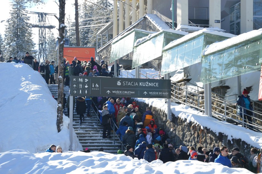 Zakopane. Piękna pogoda w Tatrach. Tłumy chcą wjechać na Kasprowy Wierch [ZDJĘCIA]