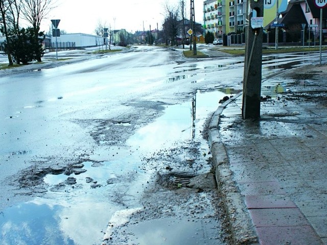 Dziury w jezdni to zagrożenie dla kierowców. W Sokółce potrzebne są remonty dróg.