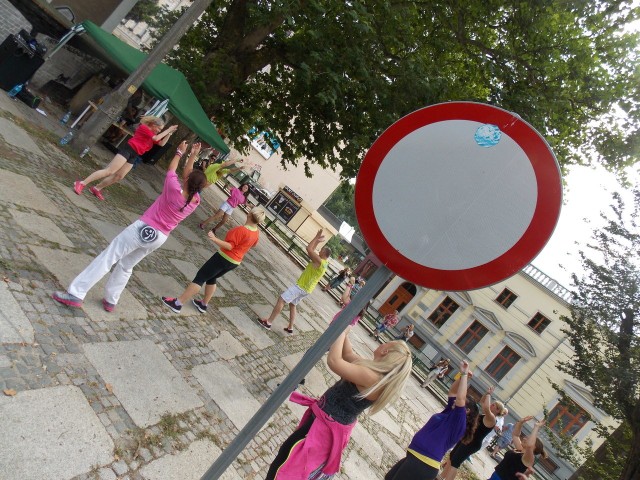 Pokaz (i nauka!) zumby w wykonaniu pań i pana z klubu Body Fitness pięknie ożywiły okolice ul. Chrobrego.