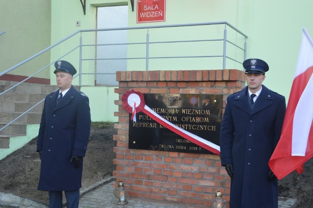 W poniedziałek, 11 listopada, przy areszcie śledczym w Zielonej Górze odbyło się uroczyste odsłonięcie tablicy pamięci Pro memoria więźniom politycznym i represji komunistycznych. - To idealne miejsce na tego rodzaju upamiętnienie – mówi Piotr Jankowiak, przewodniczący zarządu zielonogórskiego oddziału Stowarzyszenia Katolickiego Civitas Christiana. – Chcemy przywrócić w ten sposób pamięci ludzi, którzy zostali tutaj skazani, straceni… Nie wiadomo nawet, gdzie spoczęły ich ciała.Historycy mówią o kilkudziesięciu osobach sądzonych i skazanych za poglądy, kilka z nich usłyszało najsurowszy z wyroków. - Dla mnie, jako badacza tamtych czasów jest to swego rodzaju wypełnienie zobowiązania wobec tych ludzi. Ich dzieje poznałem dzięki lekturze aktów zielonogórskiego wojskowego sądu rejonowego – dodaje historyk i radny Marek Budniak.W uroczystościach wzięło udział kilkadziesiąt osób. Wartę honorową pełniła służba więzienna. PRZECZYTAJ TAKŻE: Utrudnienia w przejściu na skrzyżowaniu przy areszcie śledczym w Zielonej Górze. Wyburzany jest stary murZobacz też: TAK WYGLĄDAJĄ NAJBARDZIEJ ZAPOMNIANE LUBUSKIE CMENTARZE. ZOBACZCIE ZDJĘCIAZobacz też: Trening Niepodległościowy w Nowej Soli