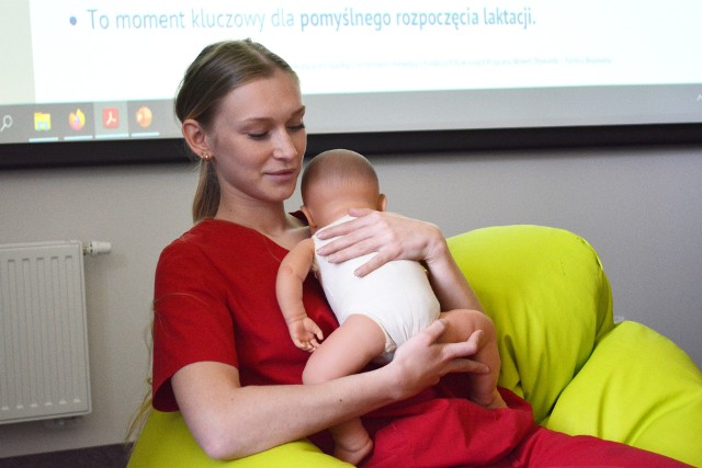 Blisko 80 osób przyszło do sali konferencyjnej Wojewódzkiego Szpitala Specjalistycznego w Słupsku na spotkanie w ramach "Tygodnia Godnego Porodu" o znaczeniu pierwszego kontaktu między mamą a noworodkiem. Zorganizowała je z inicjatywy Fundacja Rodzić po Ludzku Szkoła Rodzenia działająca przy słupskim szpitalu.