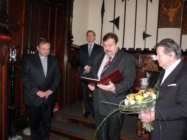 Z lewej ks. Jacek Dawidowski, który został uhonorowany tytułem Mecenasa Sztuki