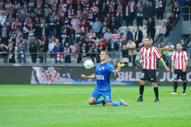 W lipcu na stadionie Cracovii Piast znalazł się na kolanach.