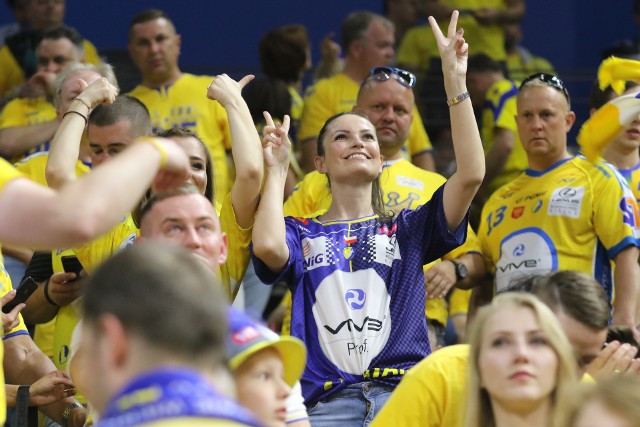 Podczas turnieju Final Four Ligi Mistrzów w niemieckiej Kolonii, piłkarzom ręcznym PGE VIVE Kielce kibicują znane osoby. Zobacz je na kolejnych zdjęciach.