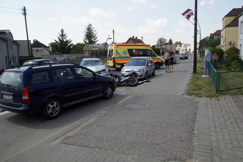 Wypadek w Kobylnicy. Kierowca motocykla i żona kierowcy auta w szpitalu