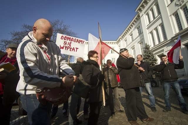 Protest pracowników firmy Bioetanol AEG pod Urzędem WojewódzkimProtest pracowników firmy Bioetanol AEG pod Urzędem Wojewódzkim