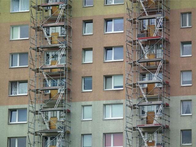 Zarówno balkony, jak i markizy wymagają ingerencji w elewację budynku.