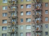Balkony podwieszane i markizy – czy trzeba mieć zgodę wspólnoty lub spółdzielni, żeby je zamontować?