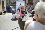 Flash mob na Półwiejskiej: Pijcie wodę z kranu - przekonuje Aquanet [ZDJĘCIA]