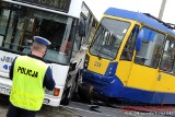 Wypadek w Toruniu. 11 osób rannych po zderzeniu autobusu MZK z tramwajem