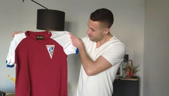 Koszulka stanowiąca replikę stroju, w jakim piłkarze Górnika Zabrze rozegrali w 1970 roku półfinałowy mecz Pucharu Zdobywców Pucharów.