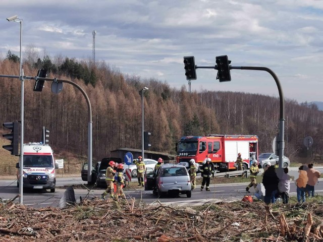 Na skrzyżowaniu drogi krajowej nr 7 z ul. Sobieskiego w Myślenicach zderzyły się dwa pojazdy. Trwa akcja ratownicza. są duże utrudnienia w ruchu