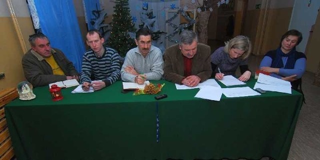 Z rodzicami spotkali się przedstawiciele Komisji Oświaty: Rafał Zioło, Piotr Kwietniewski, Aleksander Bidas, Adam Krakowiak, Elżbieta Stolarska.