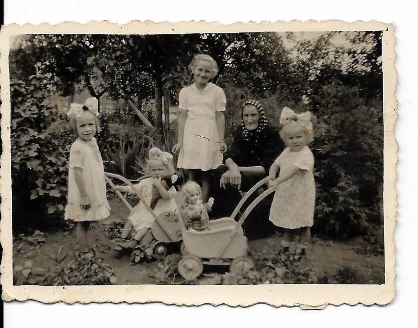 Zdjęcie z około 1946 roku. Ja (siedzę) z siostrami Janiną i...