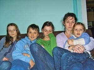 Rodzina Maczałabów. Od lewej: Ania (12 lat), Krzysiek (10), Kasia (14), mama Agnieszka i Sabinka (4) Fot. Maciej Hołuj