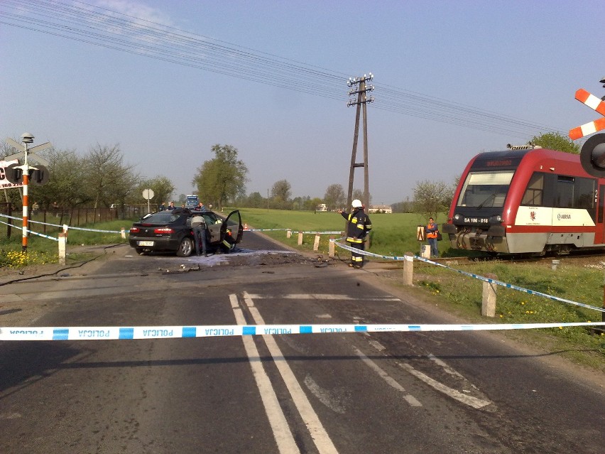 Wypadek w Jabłonowie. Samochód uderzył w szynobus, kierowca auta w szpitalu