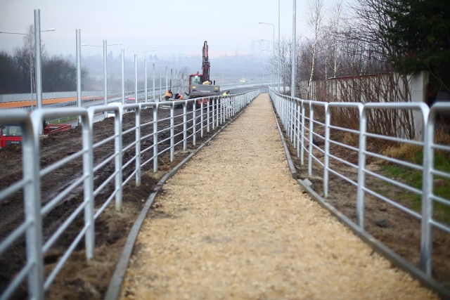 Sprawa dotyczy barierek, które ustawiane są po obu stronach drogi rowerowej, ciągnącej się wzdłuż obwodnicy południowej miasta, między ulicą  Godowską a wiaduktem na Południu.
