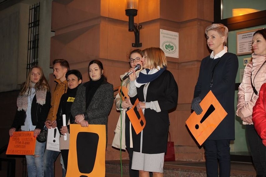 Ruda Śląska: wiec poparcia i łańcuch światła dla strajkujących nauczycieli ZDJĘCIA