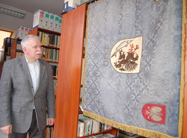 Jerzy Dudź prezentuje sztandar szczecineckich kupców sprzed ponad 60 lat.