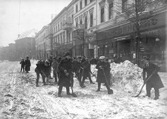 Uczniowie odśnieżają ul. Gdańską (Danzigerstrasse) na wysokości dzisiejszego banku PKO.  Styczeń 1918 r.