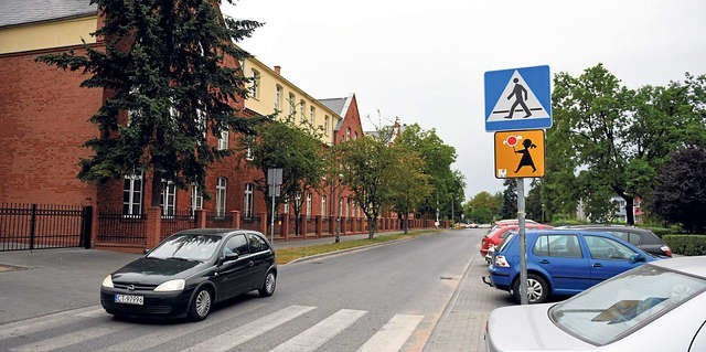 Przed pierwszym dzwonkiem zaplanowano malowanie pasów i postawienie nowych znaków pionowych, m.in. w okolicach SP nr 6 przy ul. Łąkowej