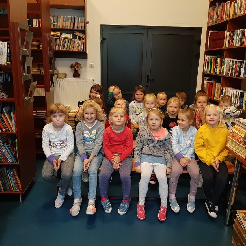 Przedszkolaczki z Klwowa przyszły do miejscowej biblioteki.