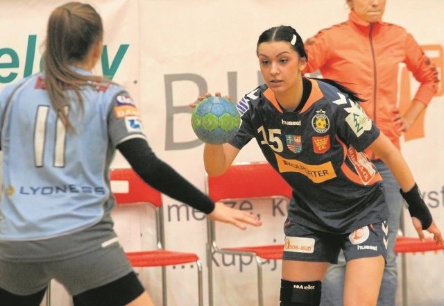 Anna Pinda (na zdjęciu z piłką) była w Kobierzycach najskutecz-niejszą zawodniczką Korony Handball. Zdobyła 8 bramek.