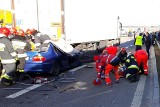 Groźny wypadek na trasie S8 w miejscowości Kuśnie w powiecie sieradzkim. Dachowanie osobówki i zderzenie trzech innych samochodów