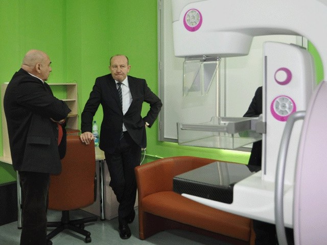 Prezes szczecineckiego szpitala doktor Adam Bielicki (z lewej) pokazuje profesorowi Januszowi Jaśkiewiczowi pracownię mammograficzną. 
