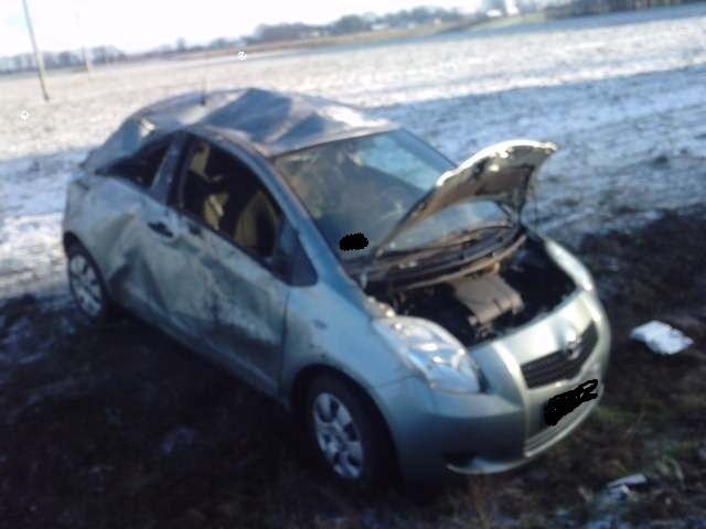 Na drodze między Chociwlem a Dobrą  toyota wypadła z drogi