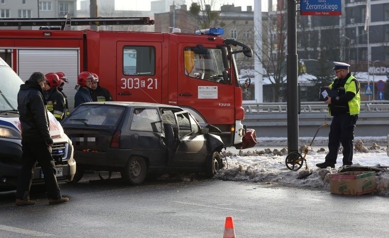 Wypadek przed szpitalem im. WAM. W zderzeniu samochodów ucierpiały dwie osoby [zdjęcia]