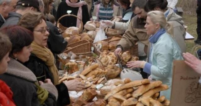 Sprzedaż podlegająca nowym przepisom następować musi albo w miejscu przetworzenia produktów, albo na targowiskach rozumianych jako wszelkie miejsca przeznaczone do prowadzenia handlu (wyjątkiem jest sprzedaż wewnątrz budynków i ich części).