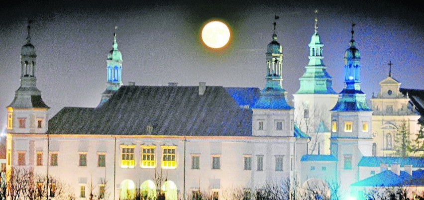 Przepiękny księżyc nad Kielcami w obiektywnie reportera...