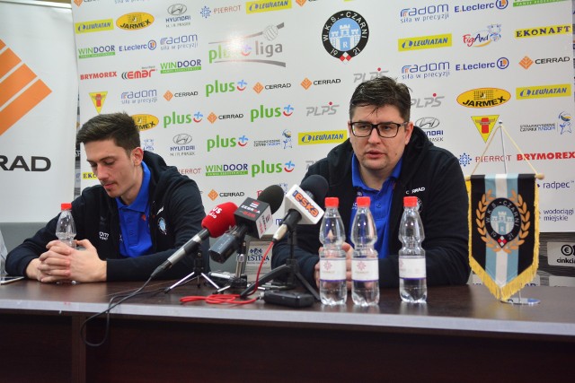 Rozgrywający Dejan Vincić (od lewej) i trener Robert Prygiel na konferencji prasowej przed wyjazdowym meczem z Onico Warszawa.