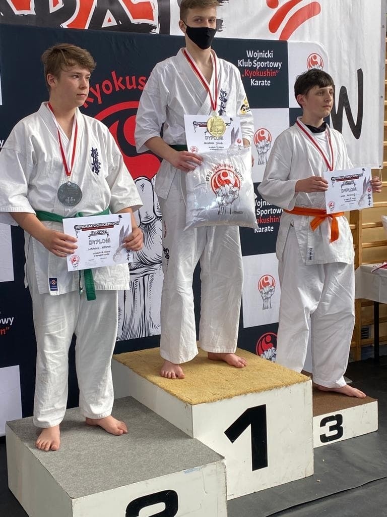 Pierwsze miejsce drużyny Kieleckiego Klubu Sportowego Karate na krajowym turnieju w Wojniczu [ZDJĘCIA]