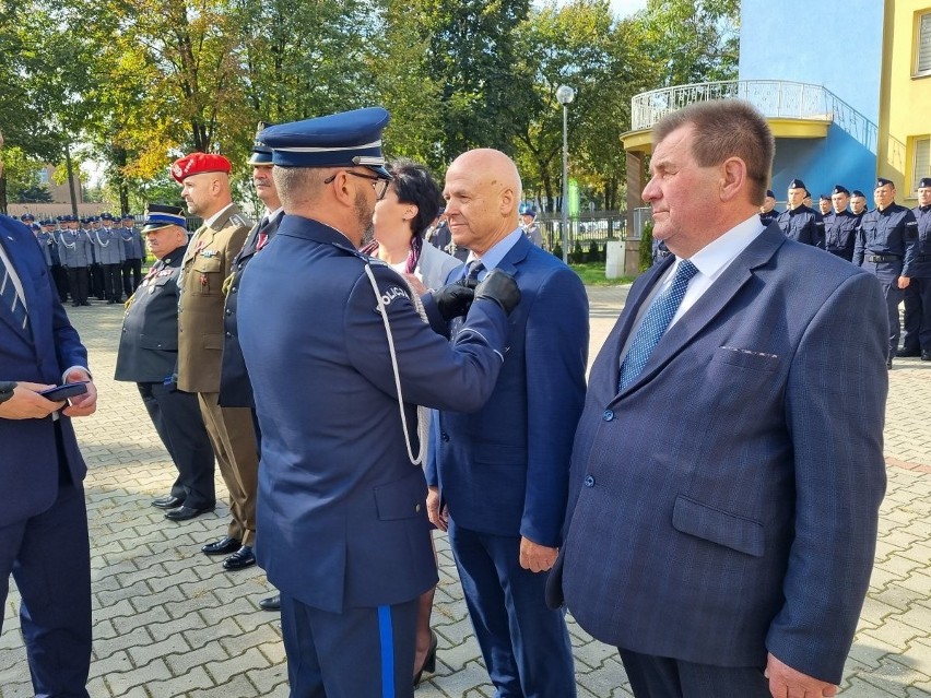 Wicestarosta ostrołęcki Krzysztof Parzychowski, nadleśniczy Zdzisław Gadomski i nadkom. Piotr Zaurski uhonorowani medalami