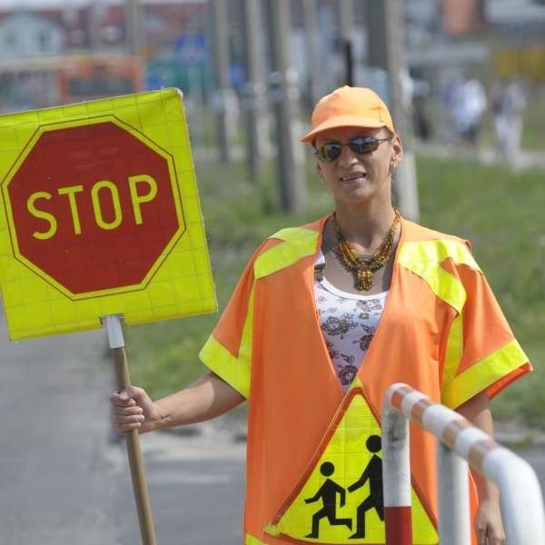 - Kierowcy rzadko zwalniają przed przejściami dla pieszych, dlatego warto ich edukować - mówi Marzena Pękalska, która przeprowadza dzieci przez ul. Sosnkowskiego w Opolu.