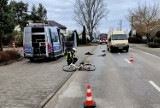 Wypadki na drogach w powiecie piotrkowskim. Potrącenie rowerzystki, dachowanie w Jeżowie
