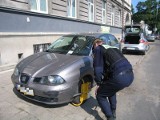 300 blokad miesięcznie na kołach źle zaparkowanych aut w Łodzi