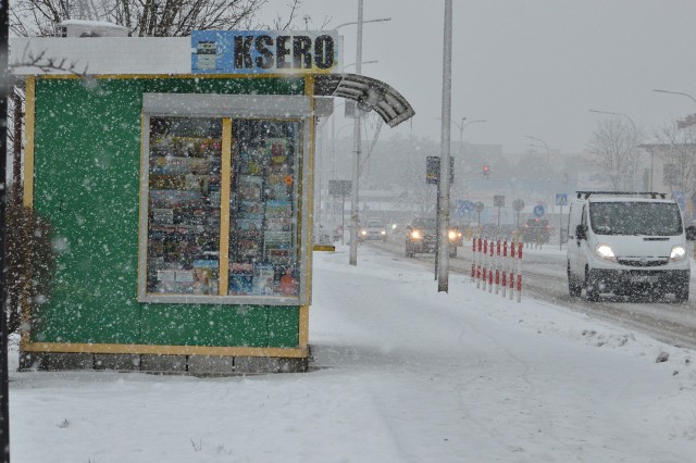 Mocne opady śniegu w sobotę sprawiły, że na drogach powiatu ostrowieckiego bardzo pogorszyły się warunki do jazdy. Ponieważ cały czas pada, część dróg jest biała lub zalega na niej brudny, wyślizgany śnieg. W fatalnym stanie jest wyjazd z Ostrowca Świętokrzyskiego drogą wojewódzką.Więcej zdjęć na kolejnych slajdach>>>