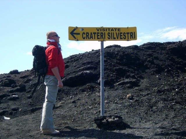 Sylwester Sadowski w trakcie wycieczki na Sycylię. Okazało się, że jego imię nosi jeden z kraterów, na który trafił podczas wyprawy. - Nie wiedziałem, że jestem taki sławny - żartował pan Sylwester