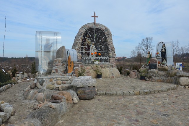 Najpierw na terenie tuż przy jasieńskiej obwodnicy właściciel gruntu wzniósł pierwszą, kamienną kapliczka z  figurą Jezusa i Matki Boskiej w środku, ale co jakiś czas pojawiały się kolejne. I tak dziś możemy podziwiać wykonaną z polnych kamieni tę ku czci naszego Papieża Jana Pawła II, czy kolejną już św. Rity z Casji, patronki od spraw trudnych i beznadziejnych. Obok ustawiono dwie ławki, pojawiły się nasadzenia.  Jak mówi miejscowy proboszcz. ks. Roman Wróbel kapliczka przyciąga miejscowych, odbywają się przy niej majówki i inne  nabożeństwa. W różnych miejscach miasta jest też aż 12 krzyży, które stanęły na pamiątkę misji w 20004 roku, zbudowane rękoma mieszkańców. POLECAMY RÓWNIEŻ  TOP 20 atrakcji w Lubuskiem według portalu TripAdvisor.  TOP 10 restauracji w Lubuskiem według portalu TripAdvisor Najlepsze pizzerie w Lubuskiem? Turyści z całej Polski już wybraliZobacz też wideo: Magazyn Informacyjny GL 16.03.2018