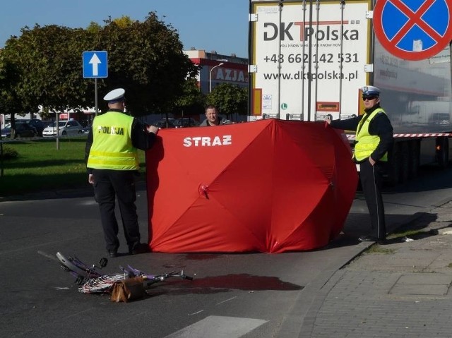 58-letnia rowerzystka zginęła w wypadku drogowym w sobotę rano w centrum Sieradza.Śmiertelny wypadek w Sieradzu. Nie żyje 58-letnia rowerzystka [ZDJĘCIA]