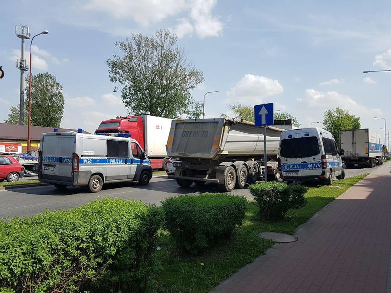 Kierowca ciężarówki potrącił pieszą na ulicy Gnieźnieńskiej...